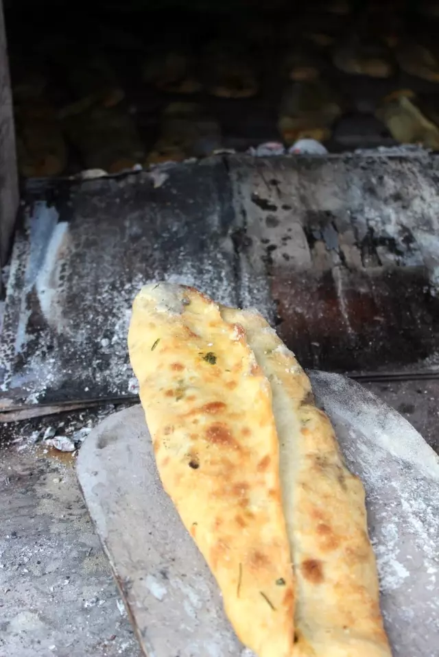 Bu pide sadece şifalı otlarla yapılıyor Bu pide sadece şifalı otlarla yapılıyor
