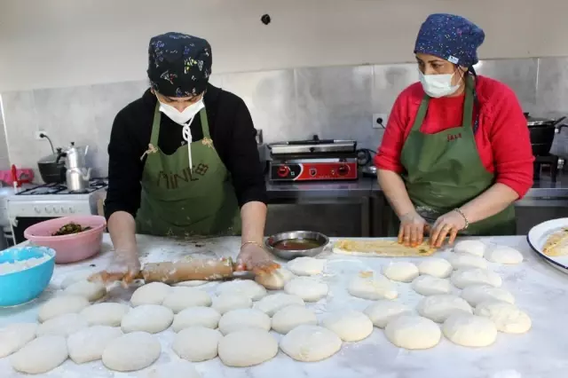 Bu pide sadece şifalı otlarla yapılıyor Bu pide sadece şifalı otlarla yapılıyor