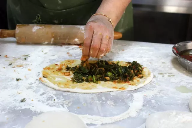 Bu pide sadece şifalı otlarla yapılıyor Bu pide sadece şifalı otlarla yapılıyor