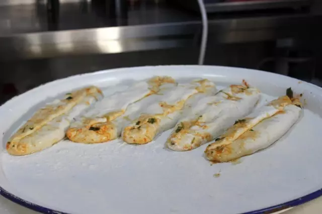 Bu pide sadece şifalı otlarla yapılıyor Bu pide sadece şifalı otlarla yapılıyor
