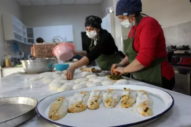 Bu pide sadece şifalı otlarla yapılıyor Bu pide sadece şifalı otlarla yapılıyor