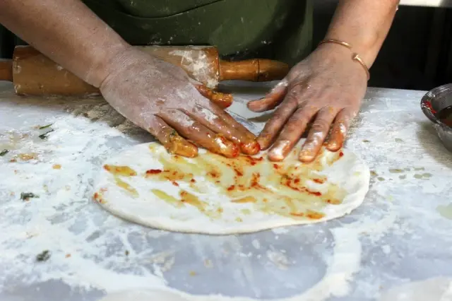 Bu pide sadece şifalı otlarla yapılıyor Bu pide sadece şifalı otlarla yapılıyor