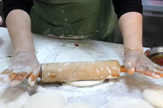 Bu pide sadece şifalı otlarla yapılıyor Bu pide sadece şifalı otlarla yapılıyor