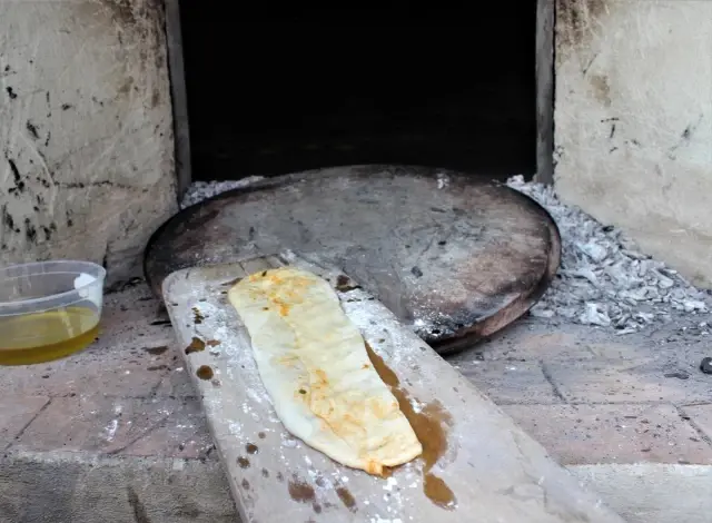 Bu pide sadece şifalı otlarla yapılıyor Bu pide sadece şifalı otlarla yapılıyor