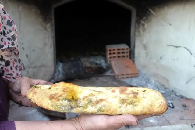 Bu pide sadece şifalı otlarla yapılıyor Bu pide sadece şifalı otlarla yapılıyor