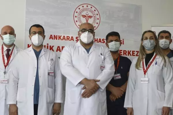 Cumhurbaşkanı Yardımcısı Oktay: Yerli 3 aşımızın insan uygulamalarına başlandı (2) Cumhurbaşkanı Yardımcısı Oktay: Yerli 3 aşımızın insan uygulamalarına başlandı (2)