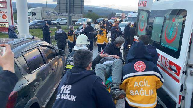 Düzce TEM Otoyolu'nda 14 araç birbirine girdi: 8 yaralı