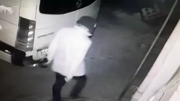Son dakika haberleri... Elinde içki şişesi ve bıçak bulunan kişi, 2 aracın lastiğini kesti; o anlar kamerada Son dakika haberleri... Elinde içki şişesi ve bıçak bulunan kişi, 2 aracın lastiğini kesti; o anlar kamerada