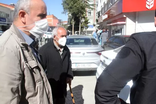 Evine taksi gönderilen emekli gurbetçiyi bankanın güvenlik görevlisi dolandırılmaktan kurtardı Evine taksi gönderilen emekli gurbetçiyi bankanın güvenlik görevlisi dolandırılmaktan kurtardı