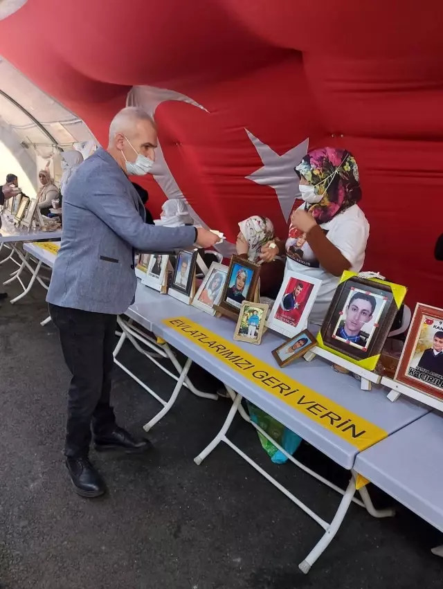 Evlat nöbeti tutan Diyarbakır annelerine 'çekme helva' ikramı Evlat nöbeti tutan Diyarbakır annelerine 'çekme helva' ikramı