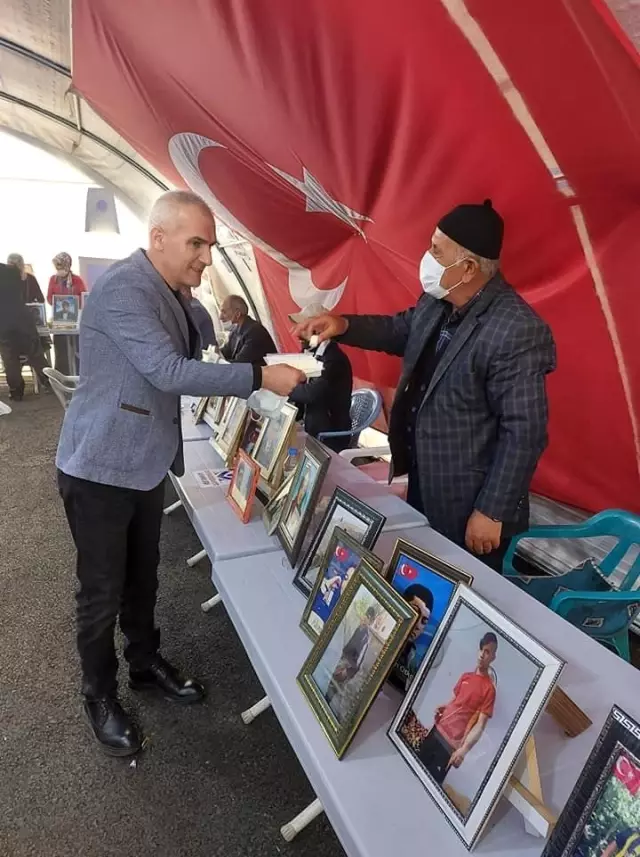 Evlat nöbeti tutan Diyarbakır annelerine 'çekme helva' ikramı Evlat nöbeti tutan Diyarbakır annelerine 'çekme helva' ikramı