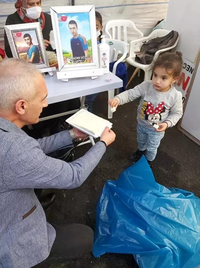 Evlat nöbeti tutan Diyarbakır annelerine 'çekme helva' ikramı Evlat nöbeti tutan Diyarbakır annelerine 'çekme helva' ikramı