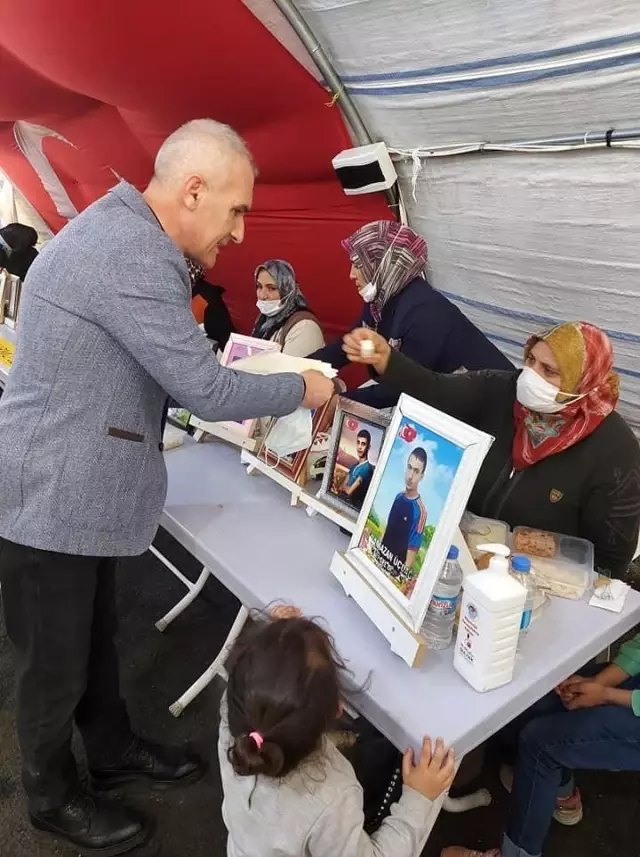 Evlat nöbeti tutan Diyarbakır annelerine 'çekme helva' ikramı Evlat nöbeti tutan Diyarbakır annelerine 'çekme helva' ikramı