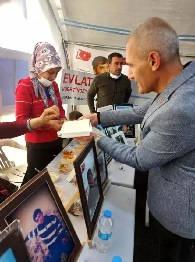 Evlat nöbeti tutan Diyarbakır annelerine 'çekme helva' ikramı Evlat nöbeti tutan Diyarbakır annelerine 'çekme helva' ikramı