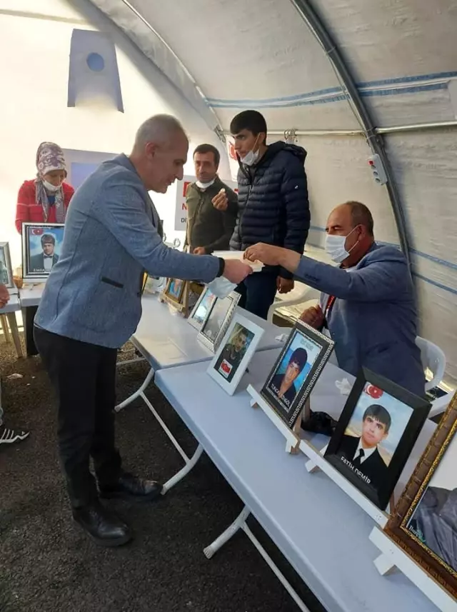 Evlat nöbeti tutan Diyarbakır annelerine 'çekme helva' ikramı Evlat nöbeti tutan Diyarbakır annelerine 'çekme helva' ikramı