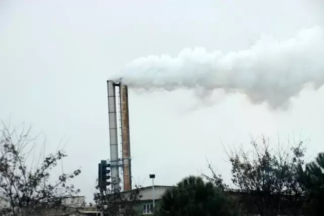 Fabrika bacasından çıkan dumanlar ilçeyi rahatsız ediyor Fabrika bacasından çıkan dumanlar ilçeyi rahatsız ediyor