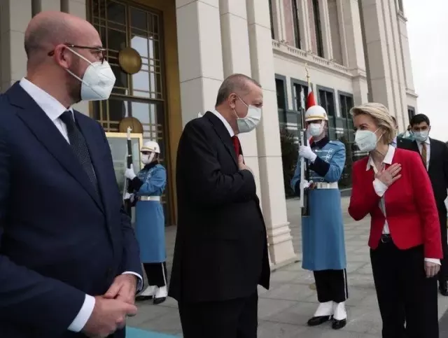 Financial Times: Avrupa ve Türkiye, 'Koltuk Skandalı'yla ilgili olarak birbirlerini suçluyor Financial Times: Avrupa ve Türkiye, 'Koltuk Skandalı'yla ilgili olarak birbirlerini suçluyor