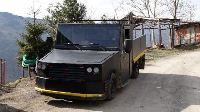 Trabzonlu genç, hurda otomobil parçalarıyla saatte 100 kilometre gidebilen kamyonet yaptı