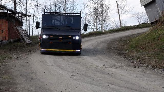Trabzonlu genç, hurda otomobil parçalarıyla saatte 100 kilometre gidebilen kamyonet yaptı