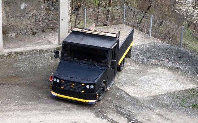 Trabzonlu genç, hurda otomobil parçalarıyla saatte 100 kilometre gidebilen kamyonet yaptı