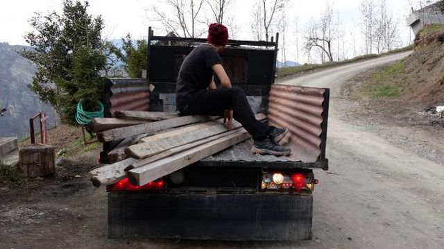 Trabzonlu genç, hurda otomobil parçalarıyla saatte 100 kilometre gidebilen kamyonet yaptı