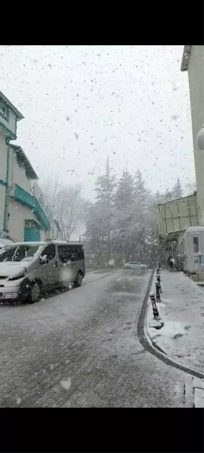 İnegöl'de lapa lapa kar yağıyor İnegöl'de lapa lapa kar yağıyor