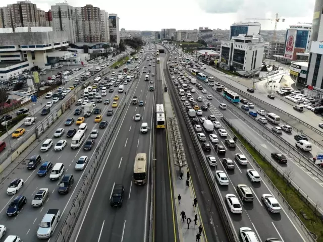 İstanbul'da kısıtlama öncesi trafik yoğunluğu erken başladı İstanbul'da kısıtlama öncesi trafik yoğunluğu erken başladı