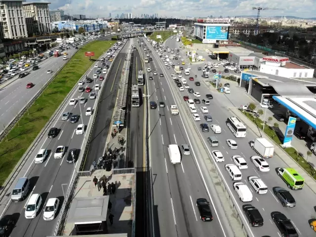 İstanbul'da kısıtlama öncesi trafik yoğunluğu erken başladı İstanbul'da kısıtlama öncesi trafik yoğunluğu erken başladı