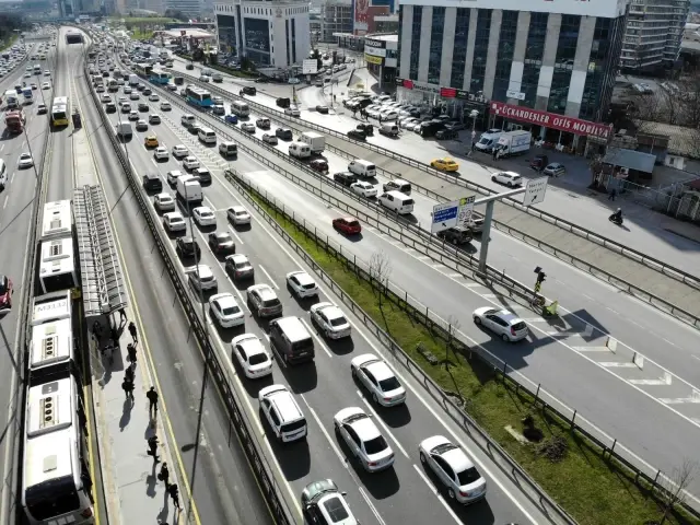 İstanbul'da kısıtlama öncesi trafik yoğunluğu erken başladı İstanbul'da kısıtlama öncesi trafik yoğunluğu erken başladı