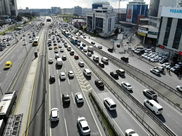 İstanbul'da kısıtlama öncesi trafik yoğunluğu erken başladı İstanbul'da kısıtlama öncesi trafik yoğunluğu erken başladı