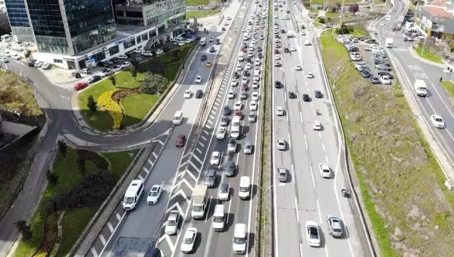 İstanbul'da kısıtlama öncesi trafik yoğunluğu erken başladı İstanbul'da kısıtlama öncesi trafik yoğunluğu erken başladı