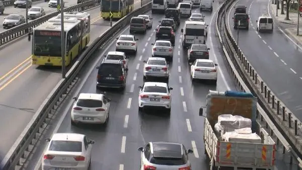 Sokağa çıkma kısıtlaması öncesi trafik yoğunluğu yaşanıyor (2) Sokağa çıkma kısıtlaması öncesi trafik yoğunluğu yaşanıyor (2)