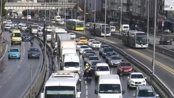 Sokağa çıkma kısıtlaması öncesi trafik yoğunluğu yaşanıyor (2) Sokağa çıkma kısıtlaması öncesi trafik yoğunluğu yaşanıyor (2)