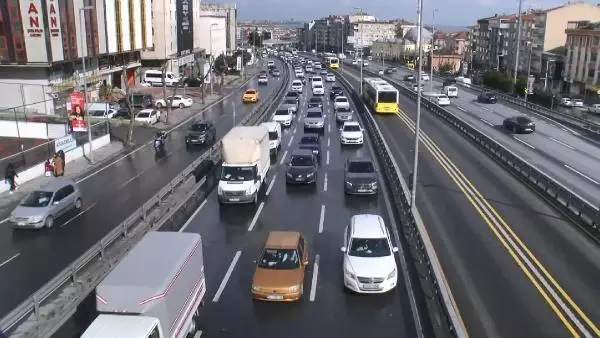 Sokağa çıkma kısıtlaması öncesi trafik yoğunluğu yaşanıyor (2) Sokağa çıkma kısıtlaması öncesi trafik yoğunluğu yaşanıyor (2)
