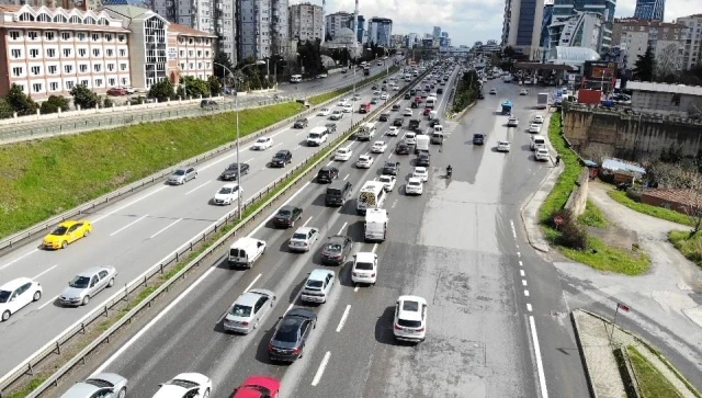 İstanbul'da kısıtlama öncesi trafik yoğunluğu erken başladı