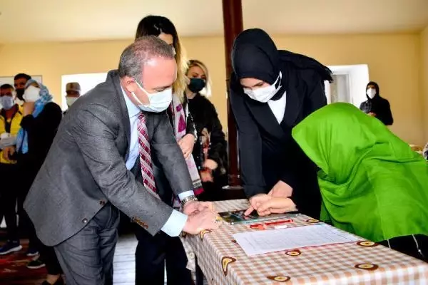 ARDAHAN KADIN MUHTAR, KÖYÜNDE HEMCİNSLERİ İÇİN OKUMA YAZMA KURSU AÇTIRDI ARDAHAN KADIN MUHTAR, KÖYÜNDE HEMCİNSLERİ İÇİN OKUMA YAZMA KURSU AÇTIRDI