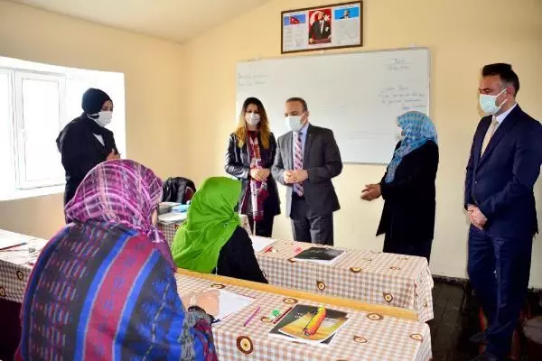 ARDAHAN KADIN MUHTAR, KÖYÜNDE HEMCİNSLERİ İÇİN OKUMA YAZMA KURSU AÇTIRDI ARDAHAN KADIN MUHTAR, KÖYÜNDE HEMCİNSLERİ İÇİN OKUMA YAZMA KURSU AÇTIRDI