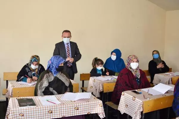 ARDAHAN KADIN MUHTAR, KÖYÜNDE HEMCİNSLERİ İÇİN OKUMA YAZMA KURSU AÇTIRDI ARDAHAN KADIN MUHTAR, KÖYÜNDE HEMCİNSLERİ İÇİN OKUMA YAZMA KURSU AÇTIRDI
