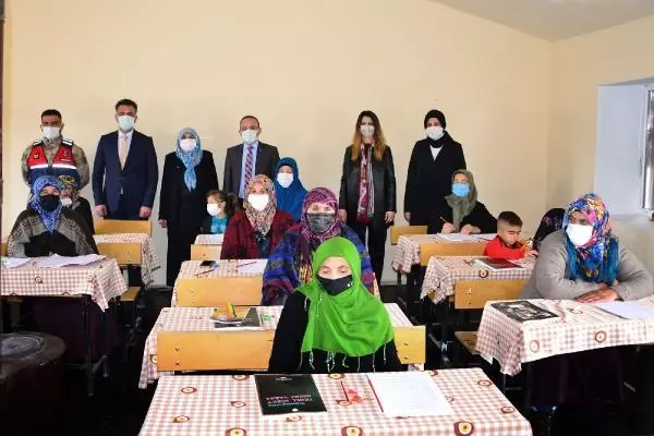 ARDAHAN KADIN MUHTAR, KÖYÜNDE HEMCİNSLERİ İÇİN OKUMA YAZMA KURSU AÇTIRDI ARDAHAN KADIN MUHTAR, KÖYÜNDE HEMCİNSLERİ İÇİN OKUMA YAZMA KURSU AÇTIRDI