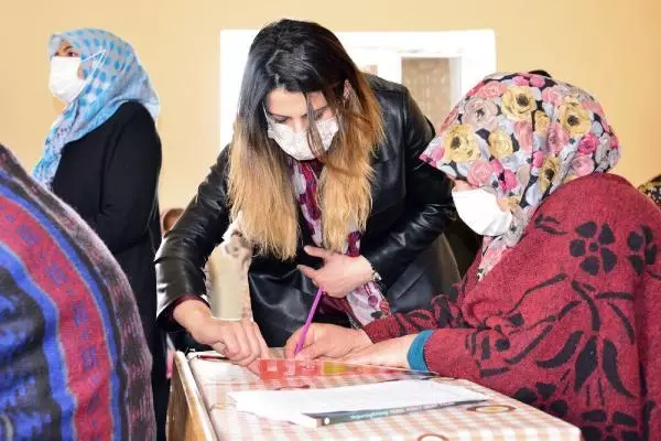 ARDAHAN KADIN MUHTAR, KÖYÜNDE HEMCİNSLERİ İÇİN OKUMA YAZMA KURSU AÇTIRDI ARDAHAN KADIN MUHTAR, KÖYÜNDE HEMCİNSLERİ İÇİN OKUMA YAZMA KURSU AÇTIRDI