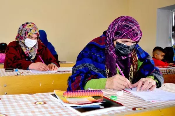 ARDAHAN KADIN MUHTAR, KÖYÜNDE HEMCİNSLERİ İÇİN OKUMA YAZMA KURSU AÇTIRDI ARDAHAN KADIN MUHTAR, KÖYÜNDE HEMCİNSLERİ İÇİN OKUMA YAZMA KURSU AÇTIRDI