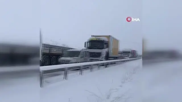 Karabük'te kar yağışı ve buzlanmadan dolayı trafik durdu Karabük'te kar yağışı ve buzlanmadan dolayı trafik durdu