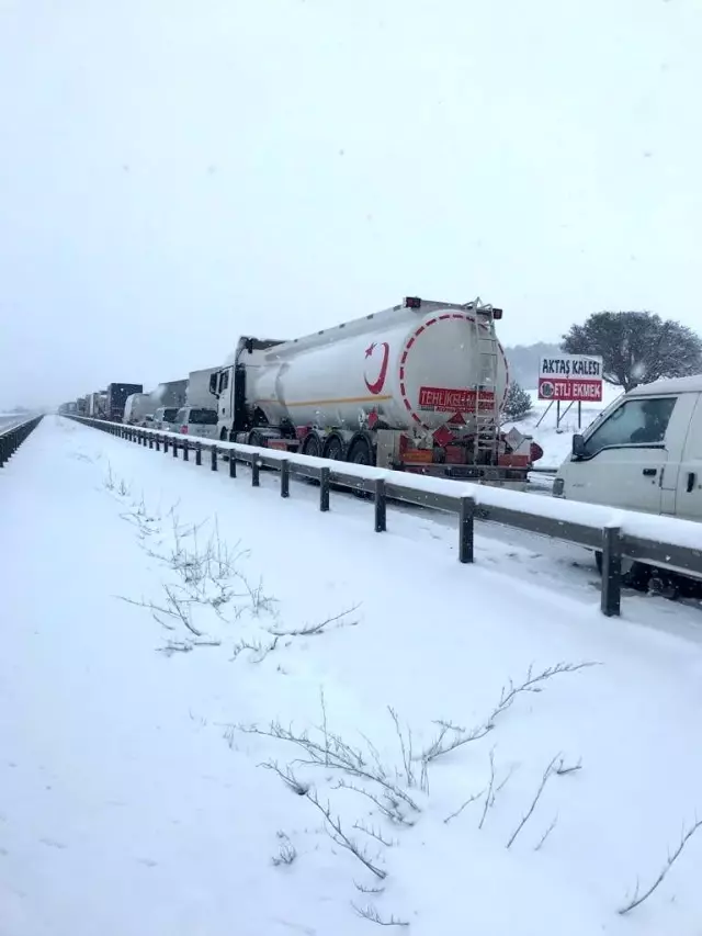 Karabük'te kar yağışı ve buzlanmadan dolayı trafik durdu Karabük'te kar yağışı ve buzlanmadan dolayı trafik durdu