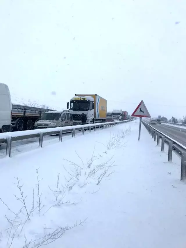 Karabük'te kar yağışı ve buzlanmadan dolayı trafik durdu Karabük'te kar yağışı ve buzlanmadan dolayı trafik durdu