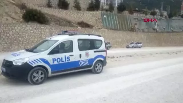 KARAMAN OTOMOBİLİYLE 15 METRELİK İSTİNAF DUVARINDAN UÇAN HEMŞİRE, AĞIR YARALANDI KARAMAN OTOMOBİLİYLE 15 METRELİK İSTİNAF DUVARINDAN UÇAN HEMŞİRE, AĞIR YARALANDI