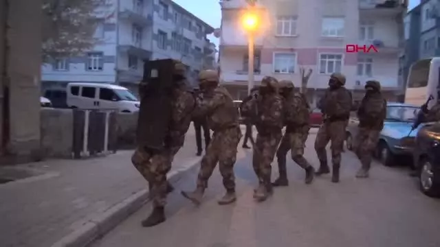 Tarım işçisi olarak gelip, uyuşturucu satan şebekeye operasyon: 24 gözaltı Tarım işçisi olarak gelip, uyuşturucu satan şebekeye operasyon: 24 gözaltı