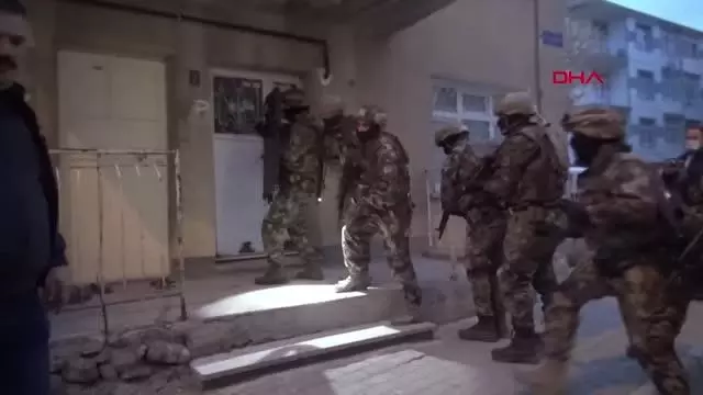 Tarım işçisi olarak gelip, uyuşturucu satan şebekeye operasyon: 24 gözaltı Tarım işçisi olarak gelip, uyuşturucu satan şebekeye operasyon: 24 gözaltı