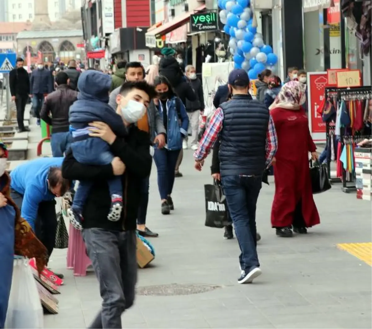 Kayseri'de, kısıtlama öncesi alışveriş hareketliliği