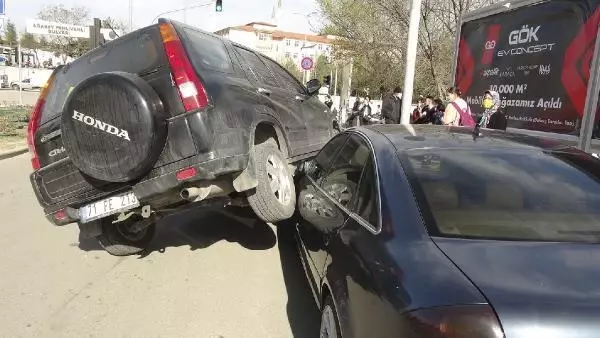 Kontrolden çıkan cip, park halindeki otomobilin üzerine çıktı Kontrolden çıkan cip, park halindeki otomobilin üzerine çıktı