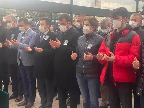Koronavirüsten hayatını kaybeden CHP İstanbul İl Başkan Yardımcısı Gülhan son yolculuğuna uğurlandı Koronavirüsten hayatını kaybeden CHP İstanbul İl Başkan Yardımcısı Gülhan son yolculuğuna uğurlandı